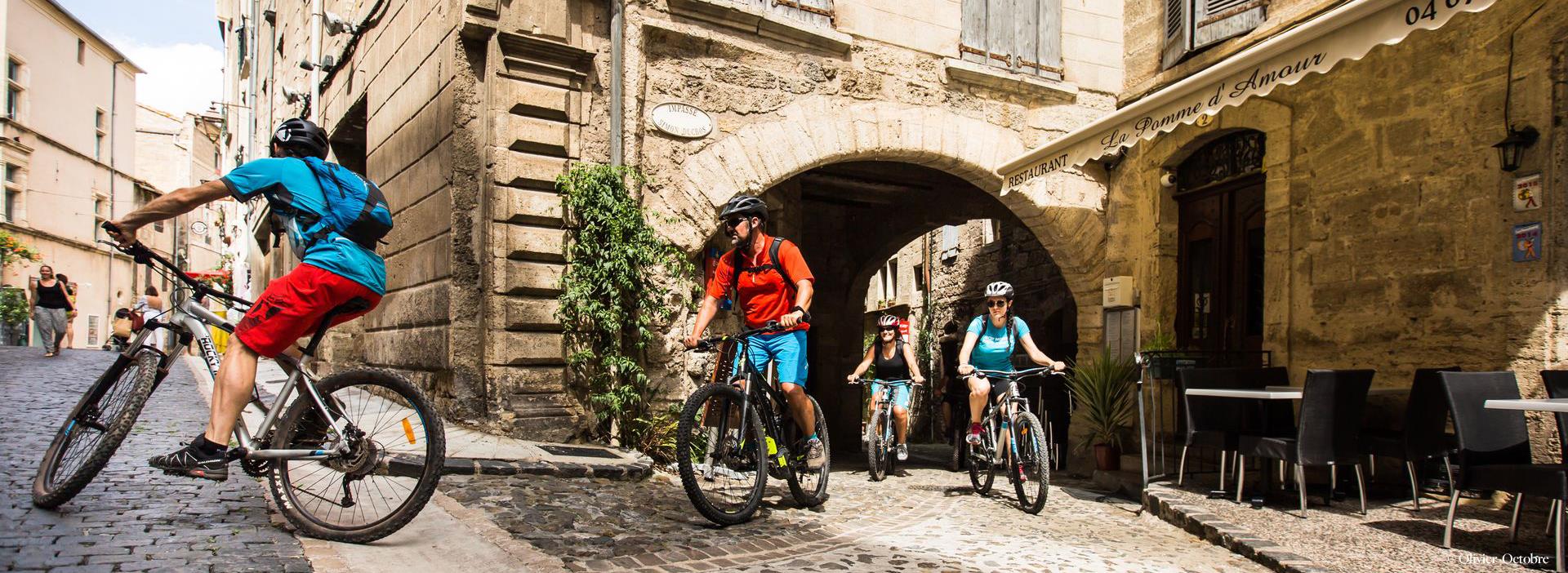 Damos la bienvenida a los cicloturistas en el camping les Amandiers en Castelnau de Guers.