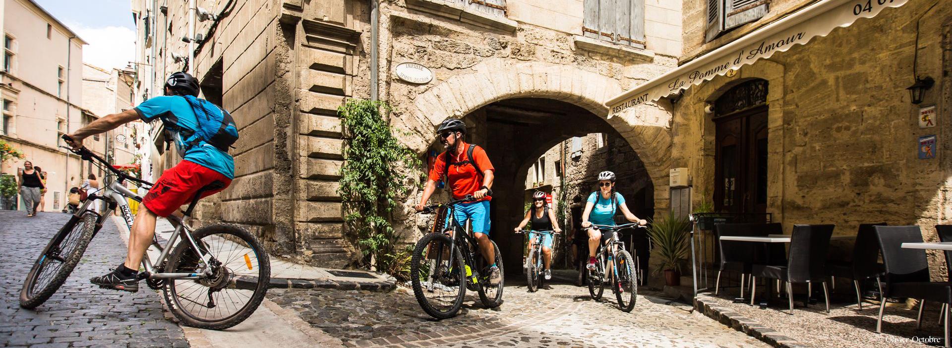 Accueil des cyclotouristes au camping les Amandiers à Castelnau de Guers.