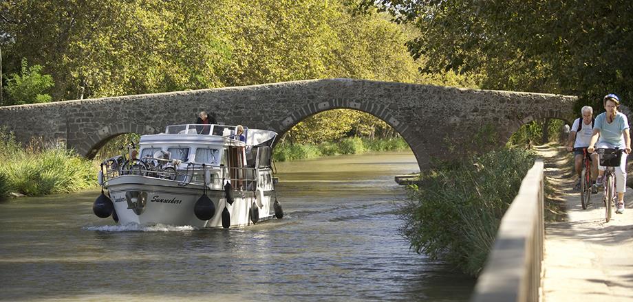 Around the campsite Les Amandiers in Castelnau de Guers, discover the Canal du Midi