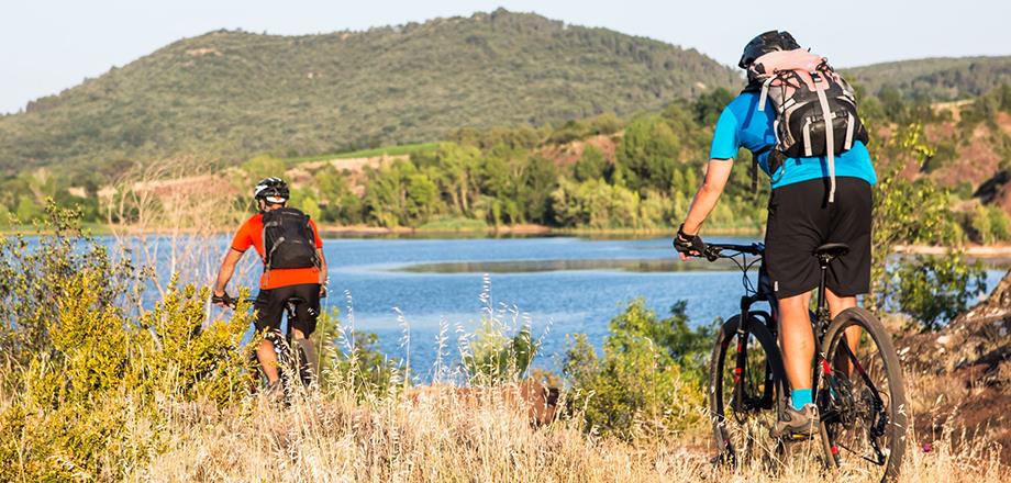 Descubra el lago de Salagou, en bicicleta de montaña, durante su estancia en el camping Les Amandiers en el Hérault