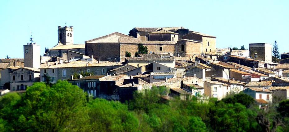 Uitzicht op Castelnau de Guers waar camping Les Amandiers ligt