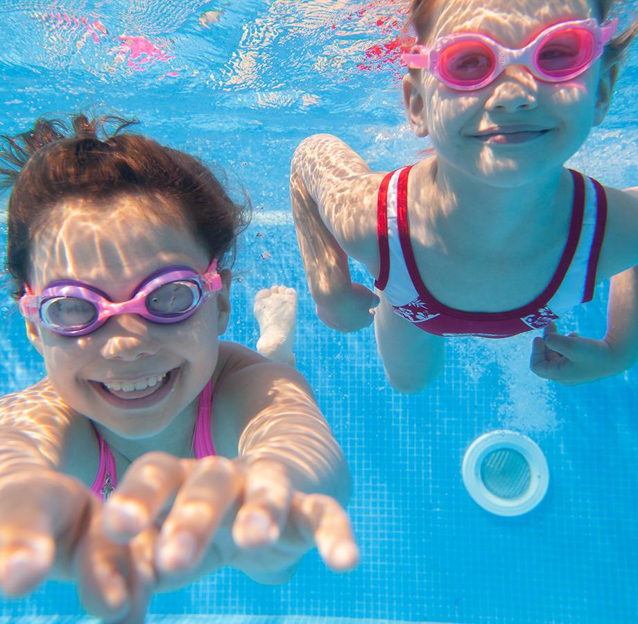 The heated swimming pool at campsite Les Amandiers.