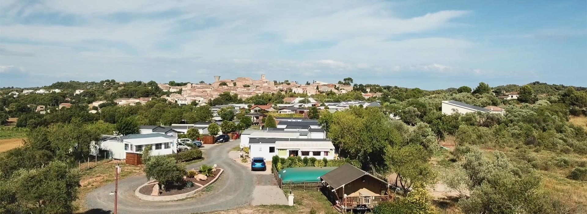 Vue générale de Castelnau de Guers et du camping les Amandiers