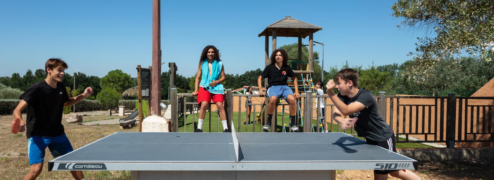 L’Aire de jeux du camping les Amandiers près de Pézenas et sa table de ping-pong