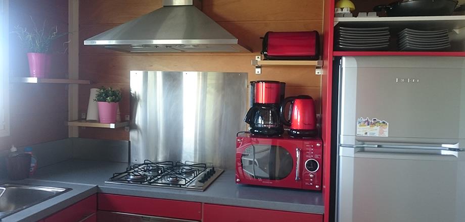 La cocina del bungalow Premium, alquilado en el camping Les Amandiers cerca de Pézenas