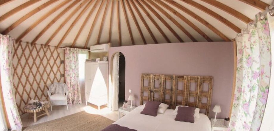 Het overdekte terras van de Joert, buitengewone huuraccommodatie op camping Les Amandiers bij Pézenas