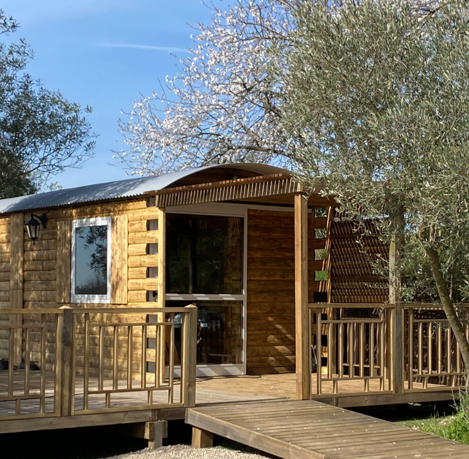 Terrasse couverte de la roulote Arizona, en location au camping les Amandiers dans l’Hérault