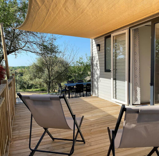 Location mobil-home dans l’Hérault, au camping les Amandiers à Castelnau de Guers. Loggia confort.
