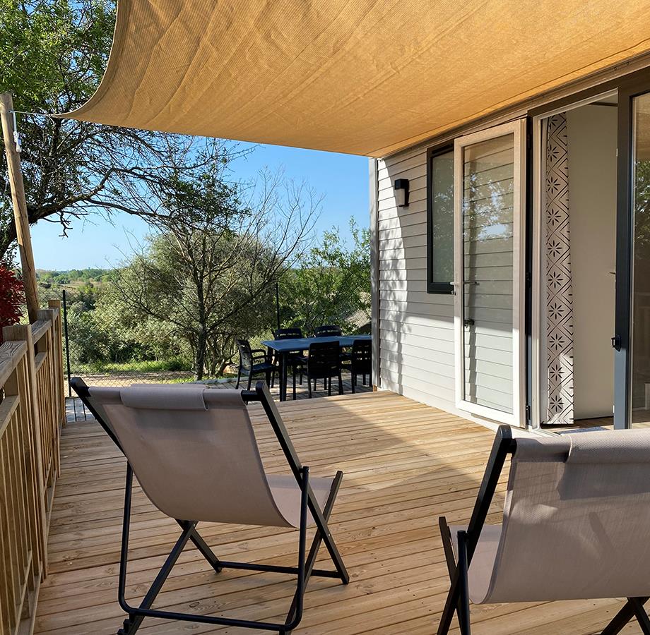 Verhuur van stacaravans in de Hérault, op camping Les Amandiers in Castelnau de Guers. Comfort loggia.