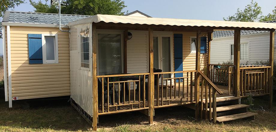  Het overdekte terras van de stacaravan Cottage, gehuurd op camping Les Amandiers