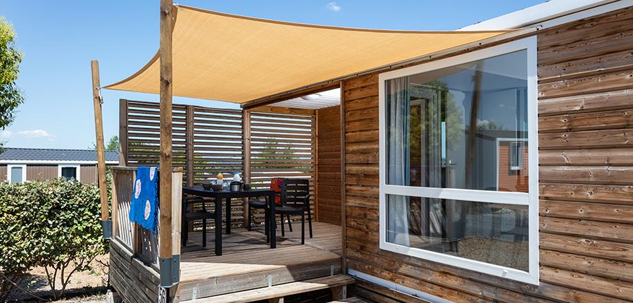 Terras van de 4-persoons mobile home Loggia comfort, te huur op camping Les Amandiers in de Hérault in Frankrijk