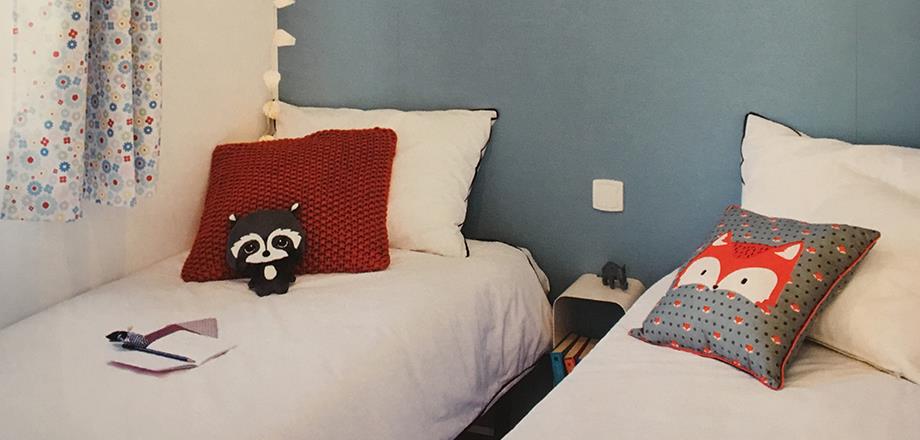 Habitación con cama separada en el mobil home Loggia confort 4 personas, en alquiler en el camping les Amandiers en Castelnau de Guers