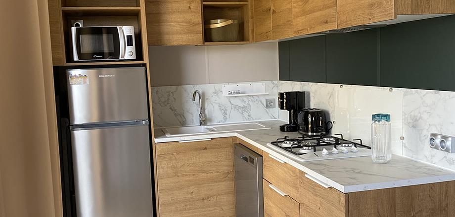 The kitchen of the Premium Garden Side mobile home