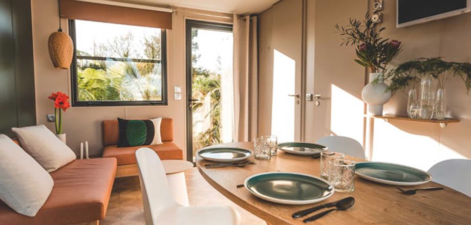 Le coin repas du mobil-home Premium côté jardin, en location au camping les Amandiers dans l’Hérault