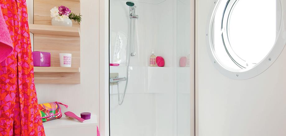 Salle de bain avec douche du mobil-home Tendance 4 personnes, en location au camping les Amandiers près de Pézenas 