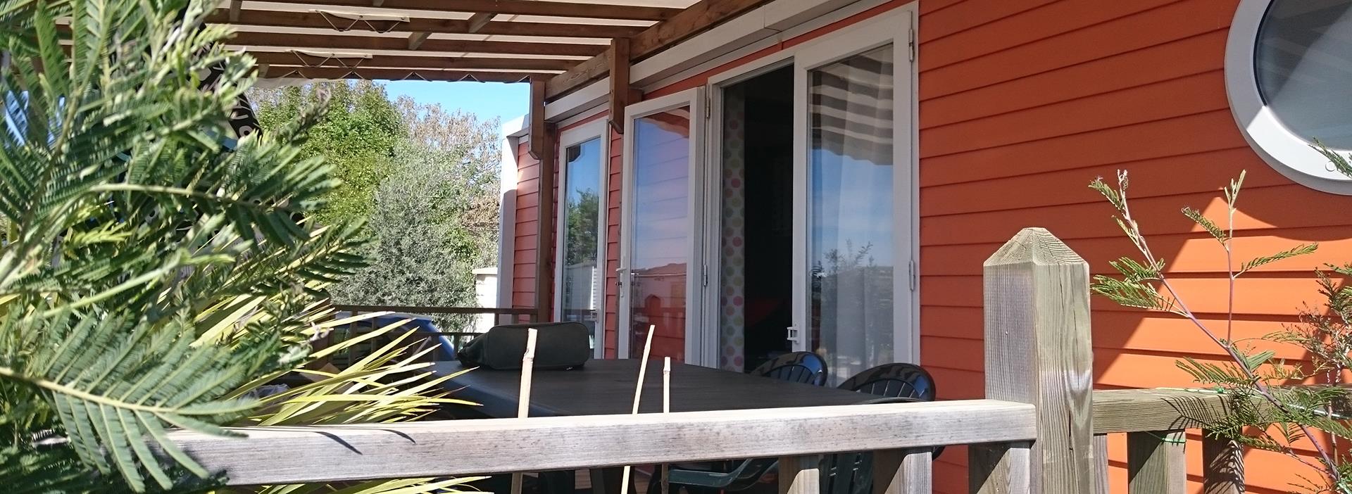 Vue extérieure du mobil-home Tendance 4 personnes, en location au camping les Amandiers dans l’Hérault
