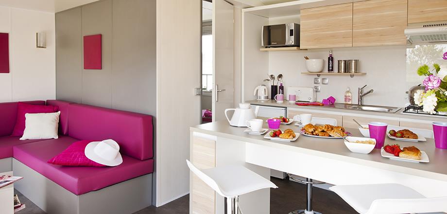 La cocina y el comedor del mobil home Tendancia para 4/6 personas, en alquiler en el camping Les Amandiers, cerca de Pézenas