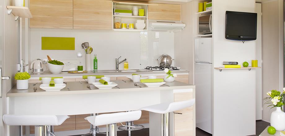 Kitchen of the Tendance 3 bedroom mobil home, for rent at the campsite Les Amandiers in the Hérault