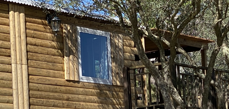 La terrasse couverte de la roulotte Arizona, hébergement insolite en location au camping les Amandiers près de Pézenas