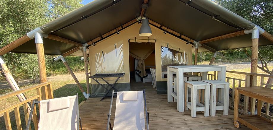 La tente toilée Safari et sa terrasse, hébergement insolite en location au camping les Amandiers dans l’Hérault