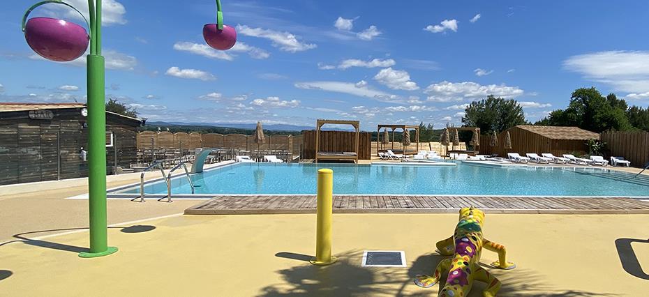 The Splash Zone and the swimming pool of the aquatic area of the campsite Les Amandiers in the Hérault