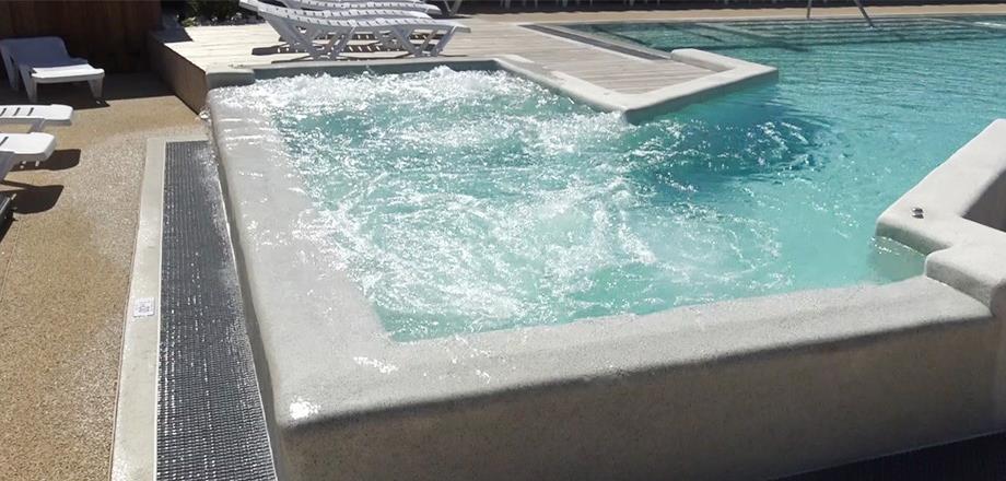 Jacuzzi de l’espace aquatique du camping les Amandiers dans l’Hérault