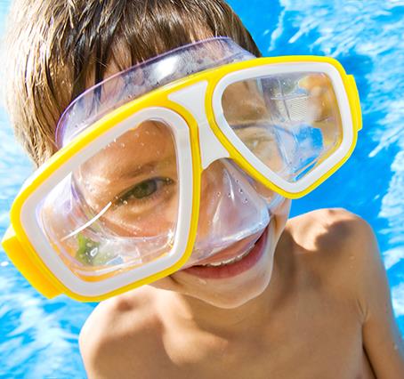 Het Aquatisch Gebied op de camping Les Amandiers in de Hérault wacht op jong en oud om te genieten van de waterpret.