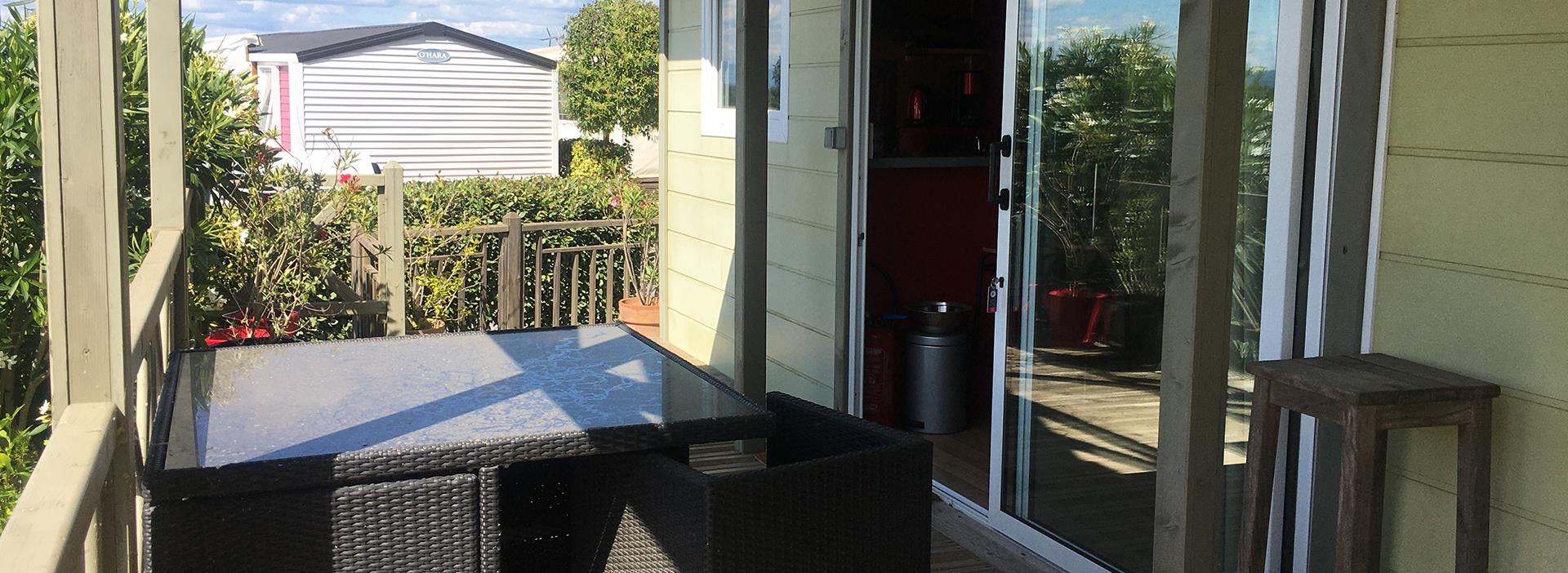 The terrace of the Premium chalet, rented at the campsite Les Amandiers in Castelnau de Guers