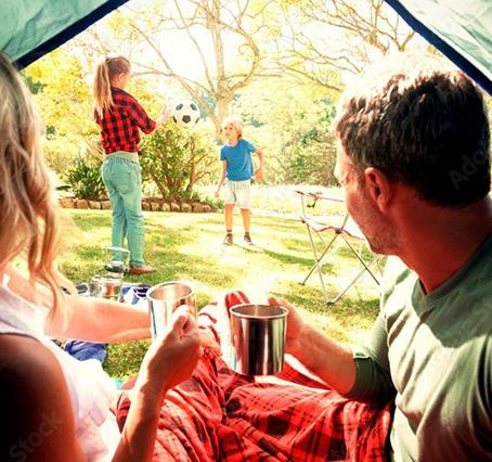 Séance de farniente sur nos emplacements pour tente du camping familial les Amandiers