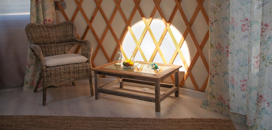 Terrasse semi-couverte de la Yourte, en location hébergement insolite au camping les Amandiers dans l’Hérault