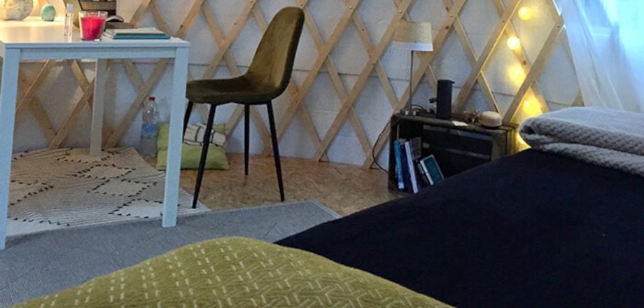 Terrasse semi-couverte de la Yourte, en location hébergement insolite au camping les Amandiers dans l’Hérault