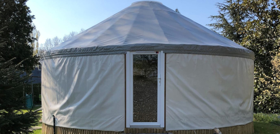 Terrasse semi-couverte de la Yourte, en location hébergement insolite au camping les Amandiers dans l’Hérault