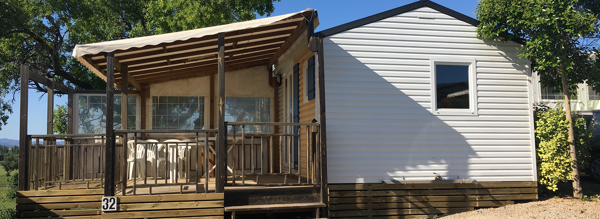 Buitenaanzicht van de stacaravan Cottage, gehuurd op camping Les Amandiers bij Pézenas