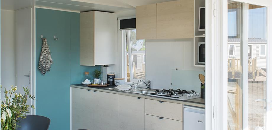 The kitchen of the 4-6 persons Loggia Bay mobile home, rented at the Les Amandiers campsite in Castelnau de Guers