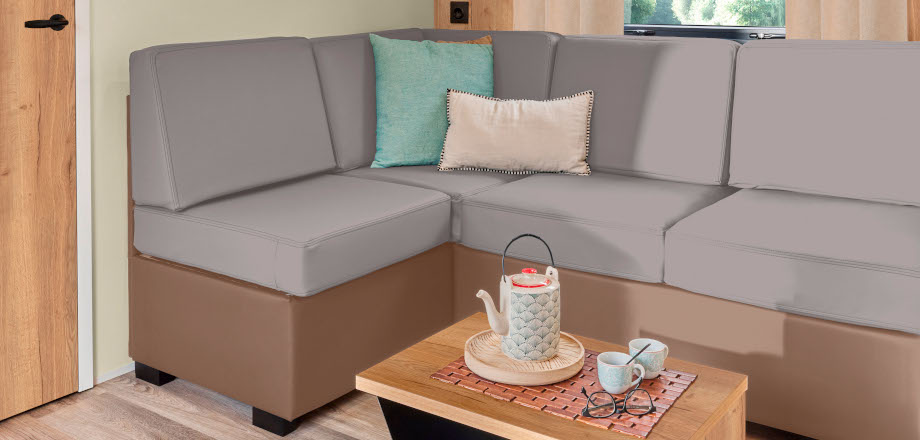 Terrasse couverte avec salon de jardin et transats du mobil-home Syrah, en location au camping les Amandiers dans l’Hérault