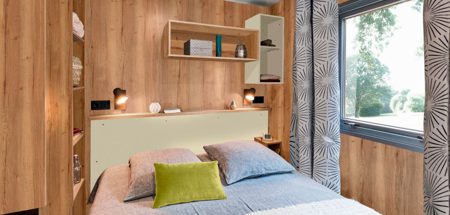 Terrasse couverte avec salon de jardin et transats du mobil-home Syrah, en location au camping les Amandiers dans l’Hérault