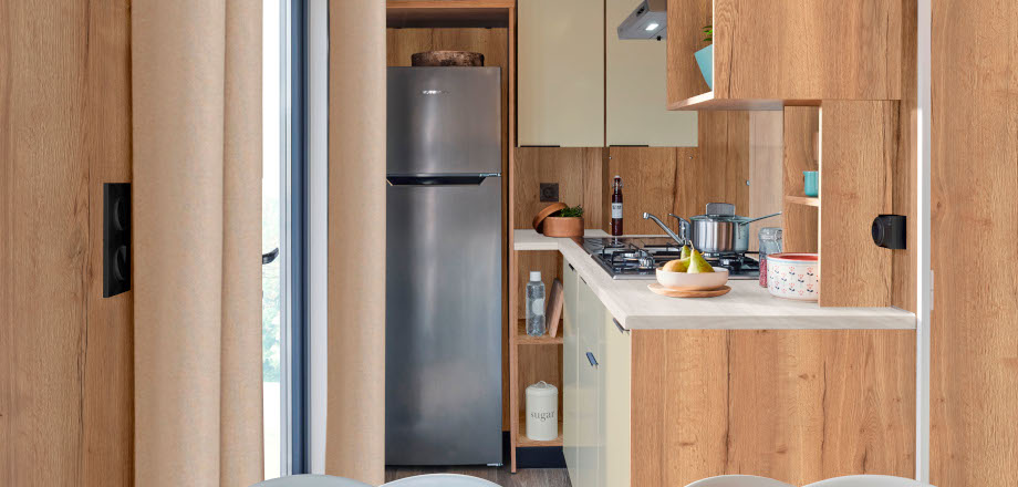 Terrasse couverte avec salon de jardin et transats du mobil-home Syrah, en location au camping les Amandiers dans l’Hérault