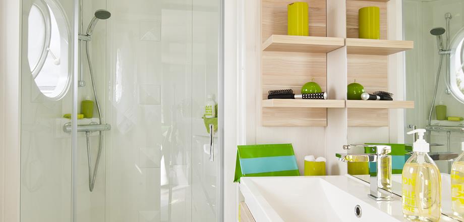 Salle de bain avec douche du mobil-home Tendance 3 chambres en location au camping les Amandiers dans l’Hérault