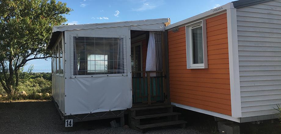 Buitenzicht van de huurstacaravan Tendance 3 kamers op camping Les Amandiers