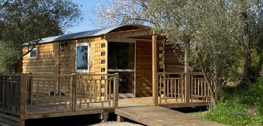 La roulotte Arizona, en location hébergement insolite au camping les Amandiers dans l’Hérault