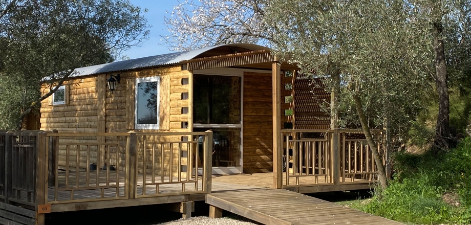 Terrasse couverte de la roulotte Arizona, en location hébergement insolite au camping les Amandiers dans l’Hérault