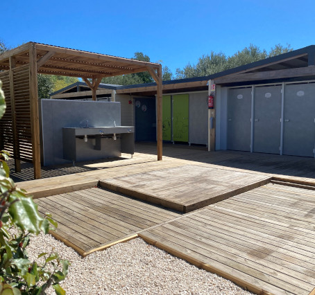 Sanitary facilities of the pitchs for tent of the Amandiers family campsite in the Hérault