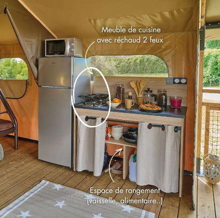 Fitted kitchen of the Kenya tent, in rental unusual accommodation at camping les Amandiers in the Hérault