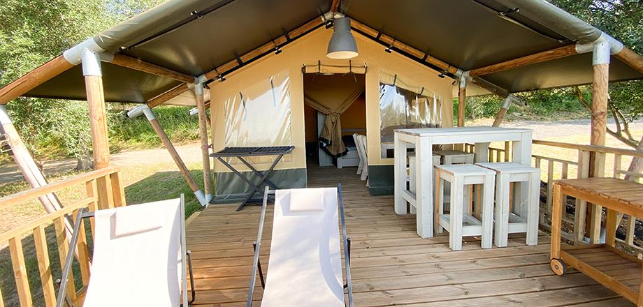 Half covered terrace of the Arizona caravan, unusual accomodation rental at the campsite Les Amandiers in the Hérault region